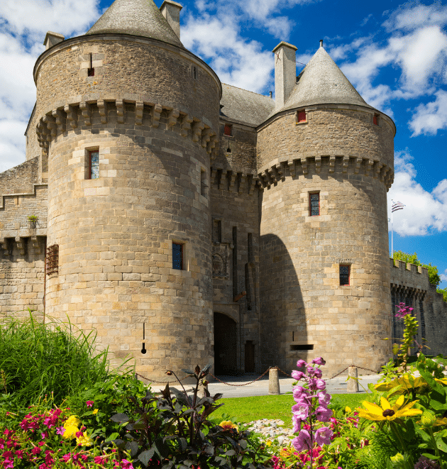 Les remparts historiques de Guérande offrent une vue imprenable sur la Presqu'île. Découvrez l'aventure et le divertissement à proximité avec Monkey Forest, le plus grand parc d'activités de loisirs en Loire-Atlantique.